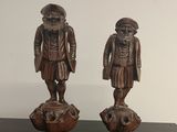 deux figurines représentant deux hommes debout sur une table