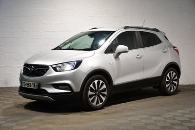 Le SUV Buick blanc est garé dans un garage.