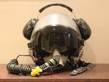 un casque muni d'un micro, posé sur une table