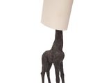 une lampe en forme de girafe surmontée d'un abat-jour blanc