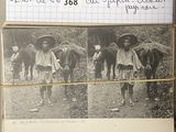 deux photos d'un homme et d'une femme marchant aux côtés de chevaux