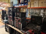 de nombreux types d'outils différents sur les rayons du magasin