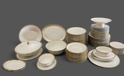 beaucoup d'assiettes et de bols sur la table
