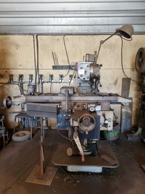 une machine qui se trouve à l'intérieur d'un bâtiment