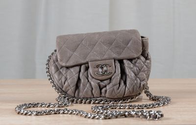 CHANEL Petit sac bourse Chain Around en cuir gris matelassé …