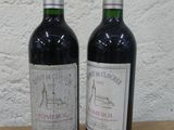 deux bouteilles de vin posées sur une table en bois