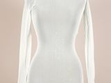 un gros plan d'une robe blanche sur un mannequin