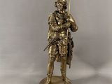 une image représentant une statue d'un homme en armure tenant une lance