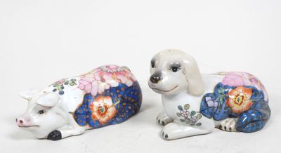 deux figurines représentant un chien et un mouton