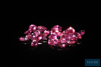 des diamants roses sur fond noir