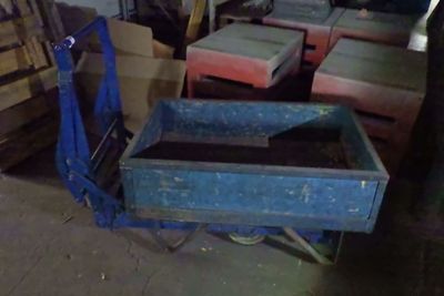 un chariot bleu qui se trouve dans une pièce