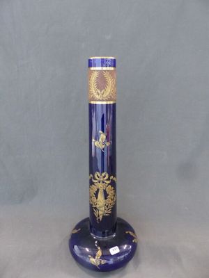 un vase bleu orné d'un dragon doré