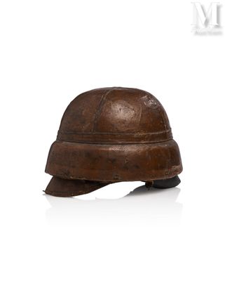 un vieux casque est posé sur une surface blanche