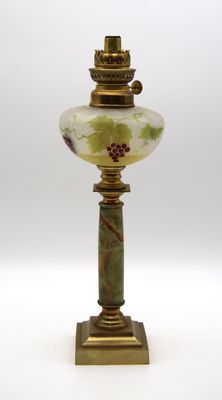 une image représentant une lampe surmontée d'un abat-jour en verre