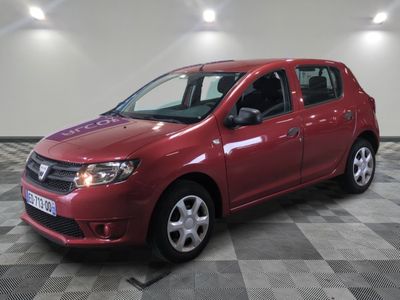 la photo d'une voiture rouge garée sur un sol en damier