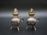 paire de vases anciens en argent sur fond noir, avec un fond noir