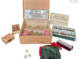 une boîte en bois remplie d'objets de toutes sortes