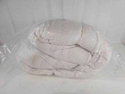 une photo d'un lit dans un sac en plastique posé sur une table