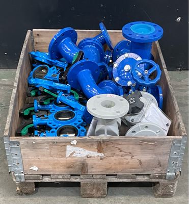 une boîte en bois contenant différents types de vannes