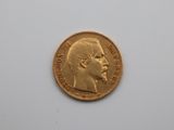 l'image d'une pièce d'or sur laquelle figure le visage d'un homme