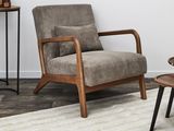 une chaise et une table dans un salon