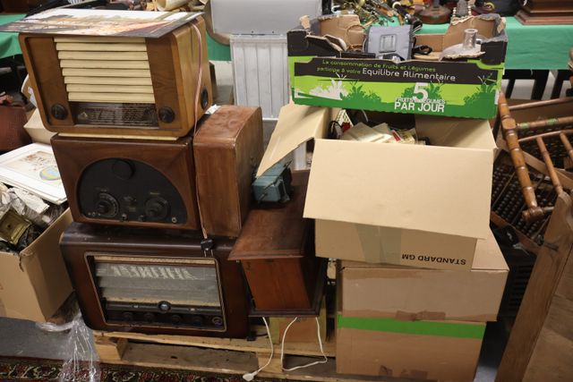 Important lot comprenant : radios TSF, bobines, livres techniques...
