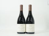 deux bouteilles de vin posées sur une table l'une à côté de l'autre