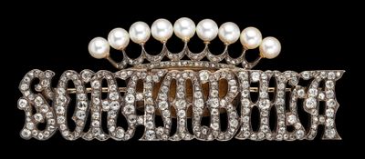 une image représentant une broche ornée de perles et de diamants sur fond noir