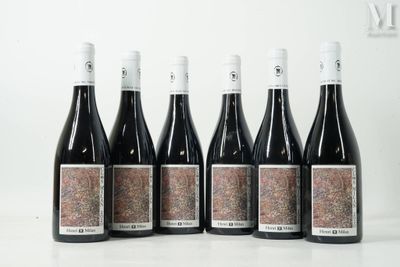 six bouteilles de vin sont alignées sur une table