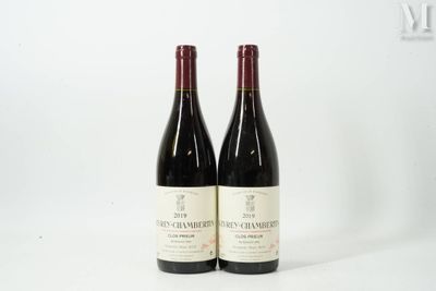 deux bouteilles de vin rouge posées l'une à côté de l'autre sur une surface blanche