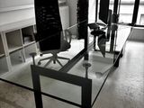 un bureau en verre avec une chaise au milieu