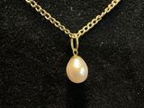 a pearl and gold necklace on a mannequin mannequin mannequin mannequin mannequin mannequin mannequin mannequin mann
