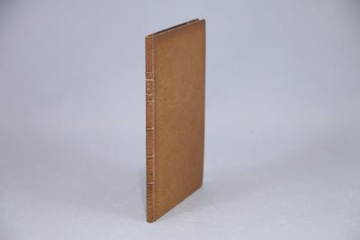un livre ouvert posé sur une table, devant un fond blanc