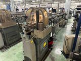 de nombreuses machines regroupées dans une grande salle