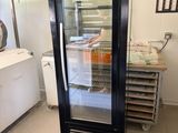 un réfrigérateur qui se trouve dans une cuisine et qui contient beaucoup de nourriture