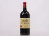 une bouteille de vin rouge posée sur une table