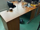 un bureau avec deux ordinateurs et une chaise dans une pièce