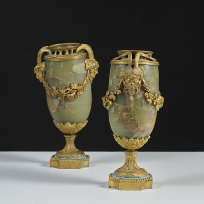 deux vases posés sur une table
