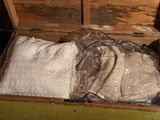 une valise dans laquelle se trouvent quelques vêtements
