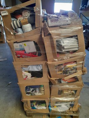 une pile de boîtes empilées les unes sur les autres