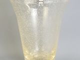 un vase en verre posé sur une table