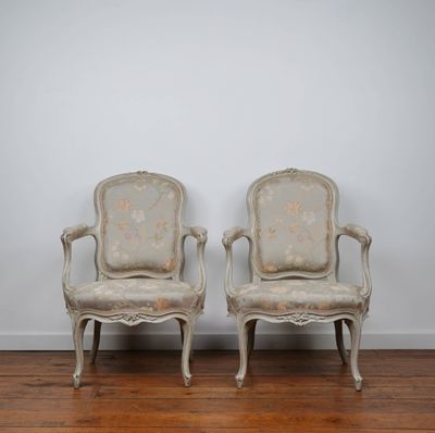 paire de fauteuils français de style louis xvi