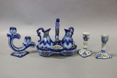 quatre pièces de poterie bleue et blanche posées sur une table