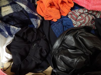 une pile de vêtements posée sur le sol