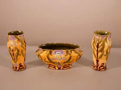 trois vases posés l'un à côté de l'autre sur une table