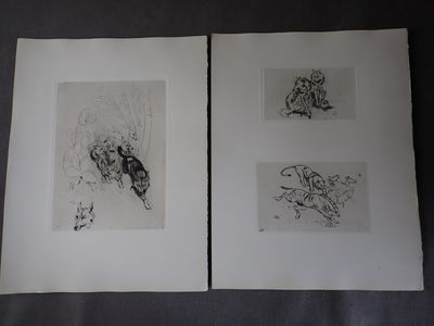 deux dessins représentant un chien et un chat posés sur une table
