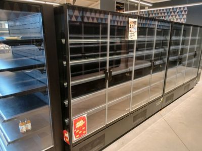 de nombreuses étagères vides dans un magasin