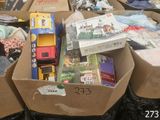 de nombreuses boîtes de jouets au milieu d'un tas