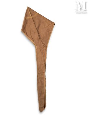 une image représentant un pantalon marron sur fond blanc