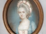 portrait d'une dame en robe bleue et coiffée d'un bonnet, dans un cadre doré